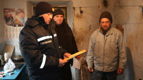 У Бериславському районі рятувальники спільно з представниками соцзахисту, поліції і охорони громадського порядку провели профілактичний рейд